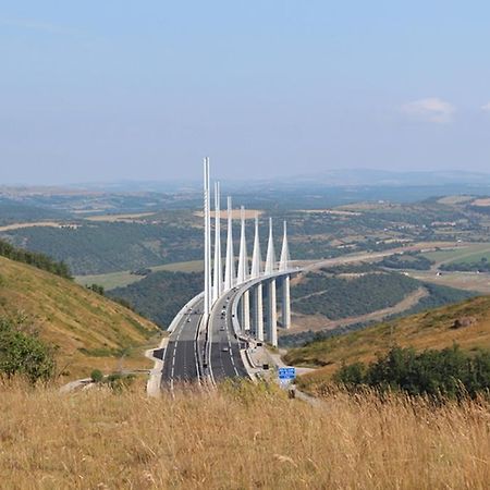 Отель Causses & Vallees Vacances Saint-Georges-de-Luzencon Экстерьер фото