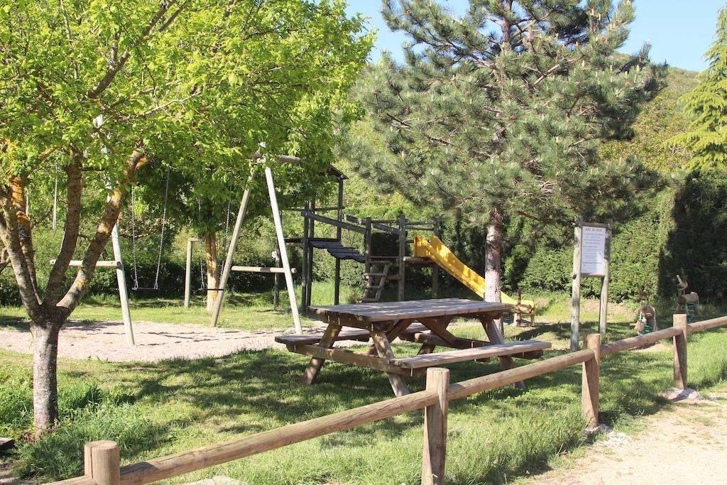Отель Causses & Vallees Vacances Saint-Georges-de-Luzencon Экстерьер фото
