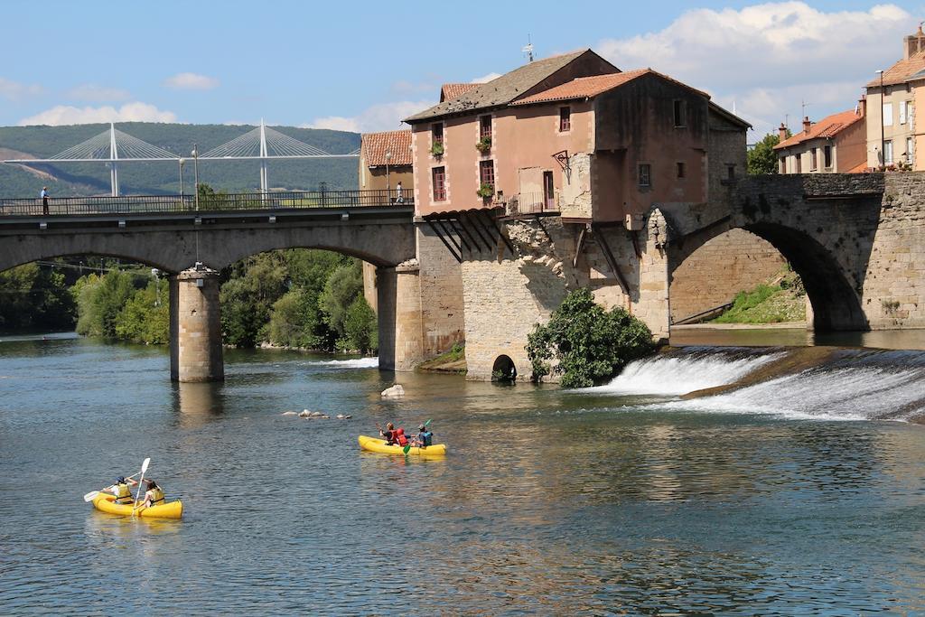 Отель Causses & Vallees Vacances Saint-Georges-de-Luzencon Экстерьер фото
